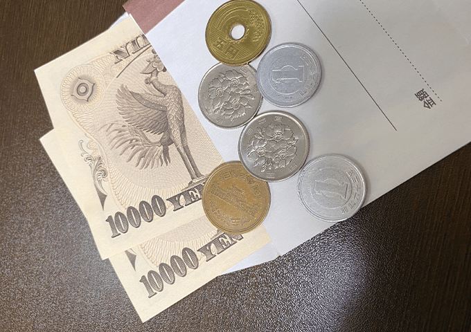 1万円札と小銭